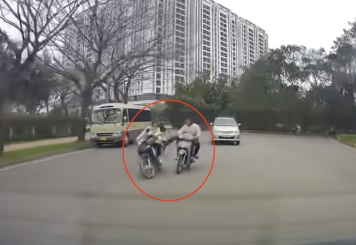 Công an truy tìm 2 kẻ đi xe máy đạp người phụ nữ trên đường ở Hà Nội- Ảnh 1.