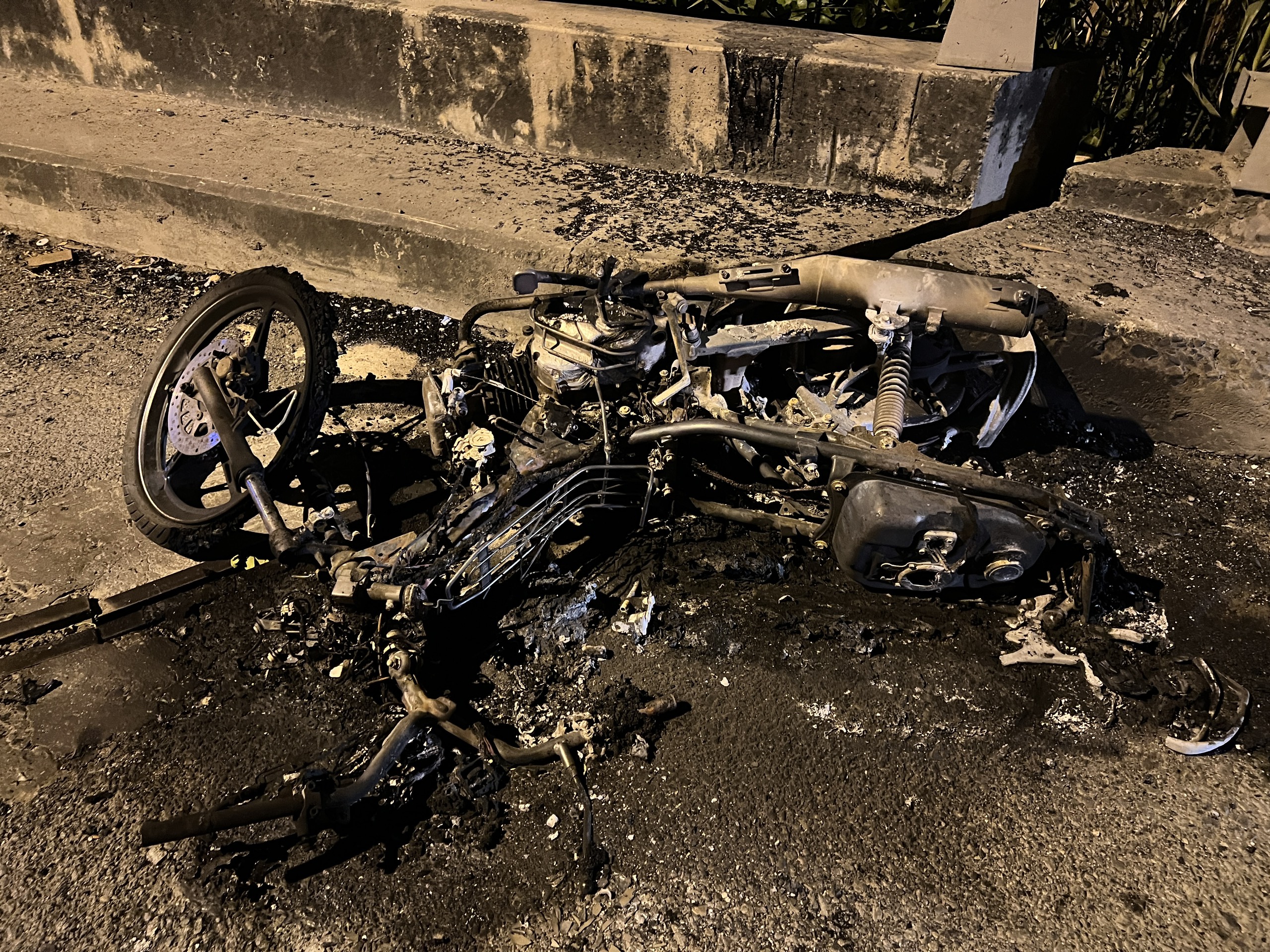 TP.HCM: Nam sinh năm cuối tử vong bất thường trên đường, xe máy bị thiêu rụi- Ảnh 3.