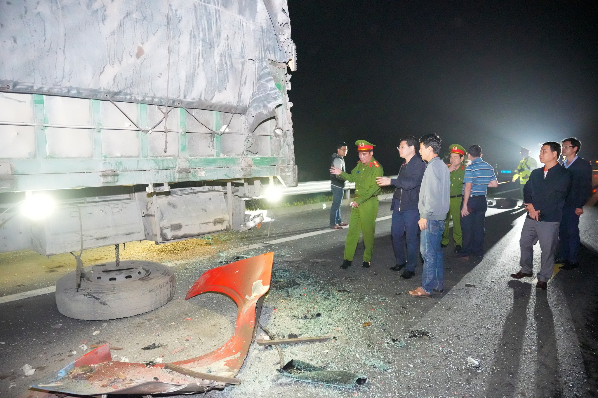 Khẩn trương khắc phục hậu quả vụ tai nạn 2 người tử vong trên cao tốc Cam Lộ - La Sơn- Ảnh 1.