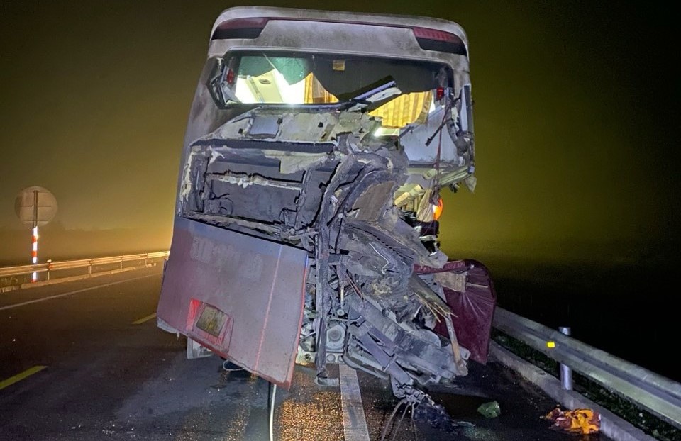 Khẩn trương khắc phục hậu quả vụ tai nạn 2 người tử vong trên cao tốc Cam Lộ - La Sơn- Ảnh 2.