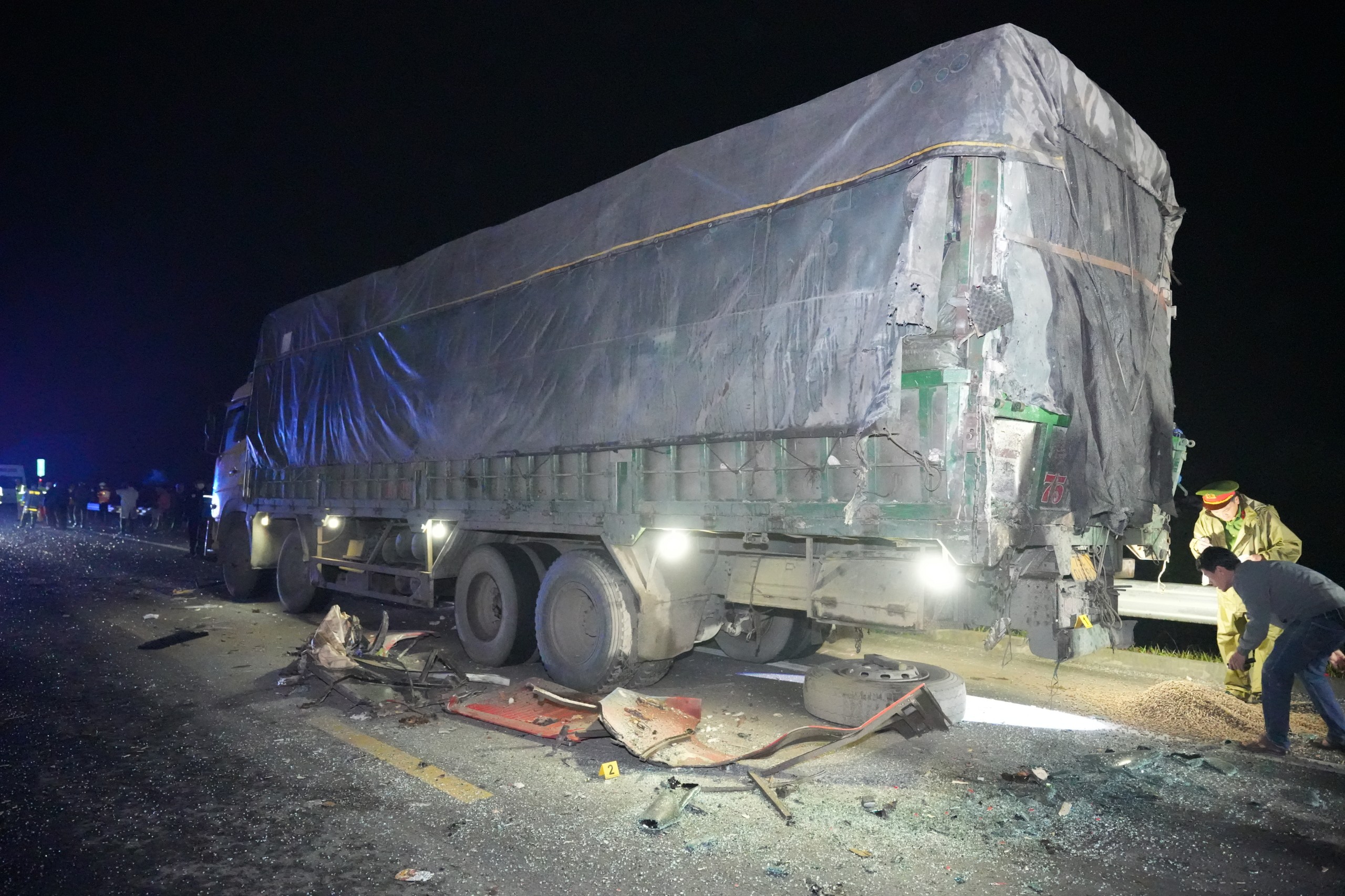 Khẩn trương khắc phục hậu quả vụ tai nạn 2 người tử vong trên cao tốc Cam Lộ - La Sơn- Ảnh 3.