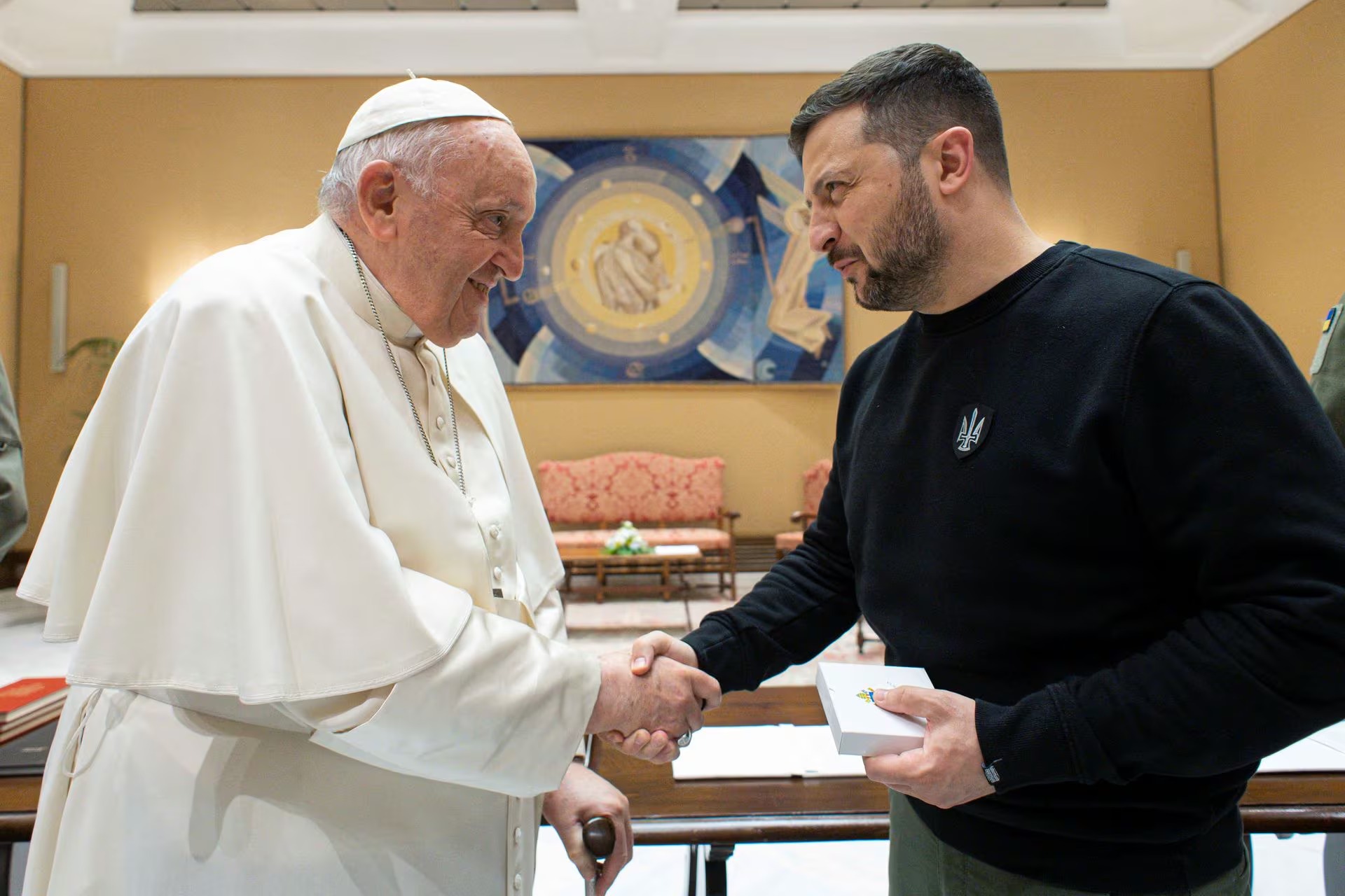 Giáo hoàng Francis và Tổng thống Ukraine Volodymyr Zelensky gặp mặt tại Thành Vatican hồi tháng 5/2023. (Ảnh: Reuters)