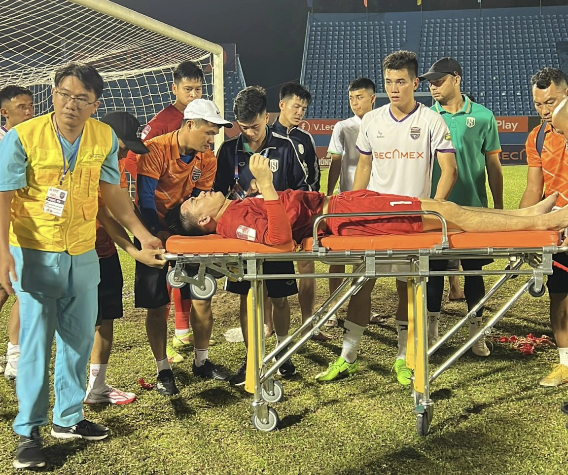 Thủ môn tuyển Việt Nam mất trí nhớ tạm thời sau pha va chạm cực mạnh- Ảnh 1.