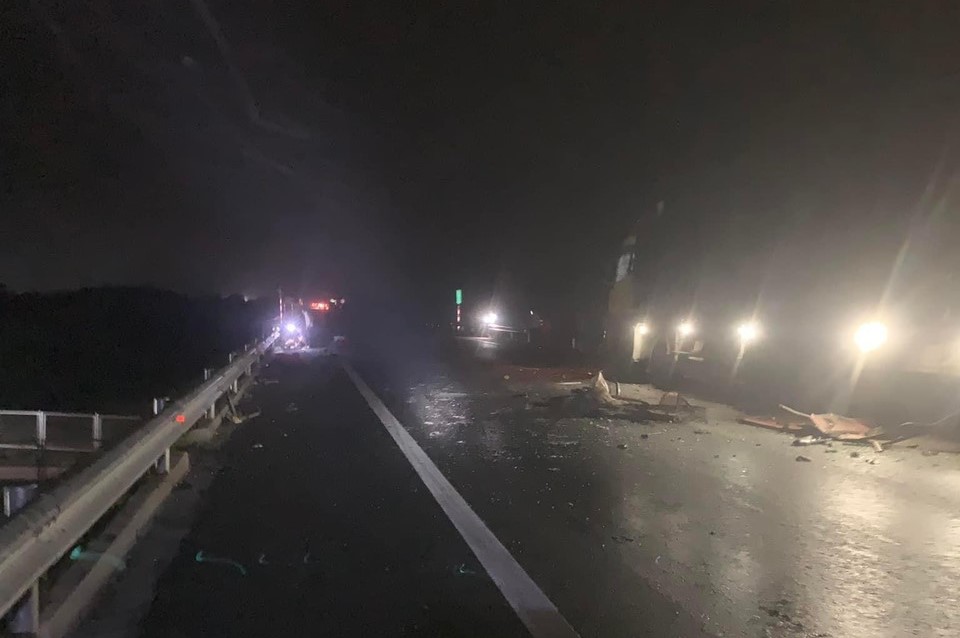 Xe khách va chạm xe tải trên cao tốc Cam Lộ - La Sơn, 2 người tử vong- Ảnh 1.