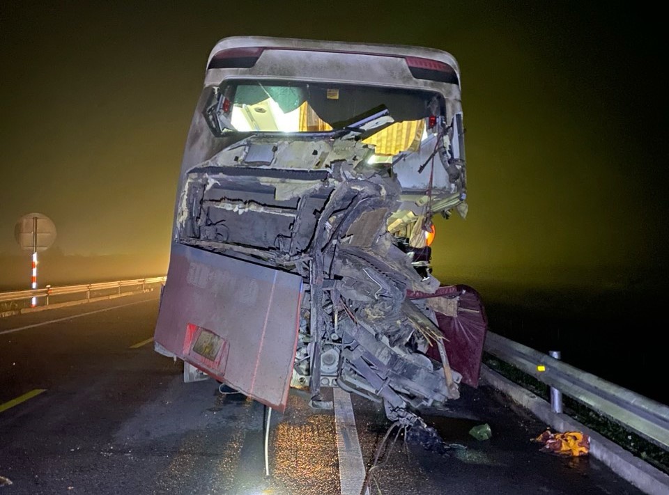 Xe khách va chạm xe tải trên cao tốc Cam Lộ - La Sơn, 2 người tử vong- Ảnh 2.