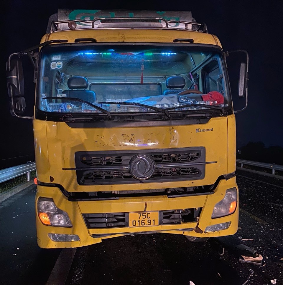 Xe khách va chạm xe tải trên cao tốc Cam Lộ - La Sơn, 2 người tử vong- Ảnh 3.