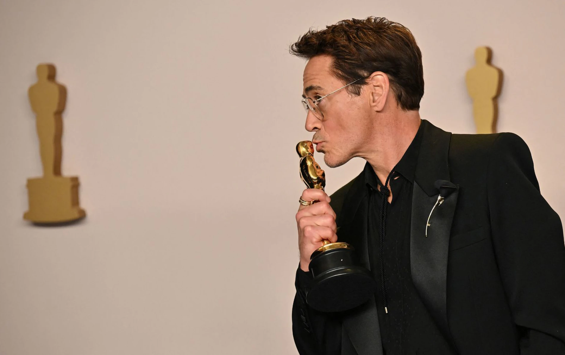 Robert Downey Jr. - chủ nhân của giải Nam diễn viên phụ xuất sắc nhất, hôn tượng Oscar