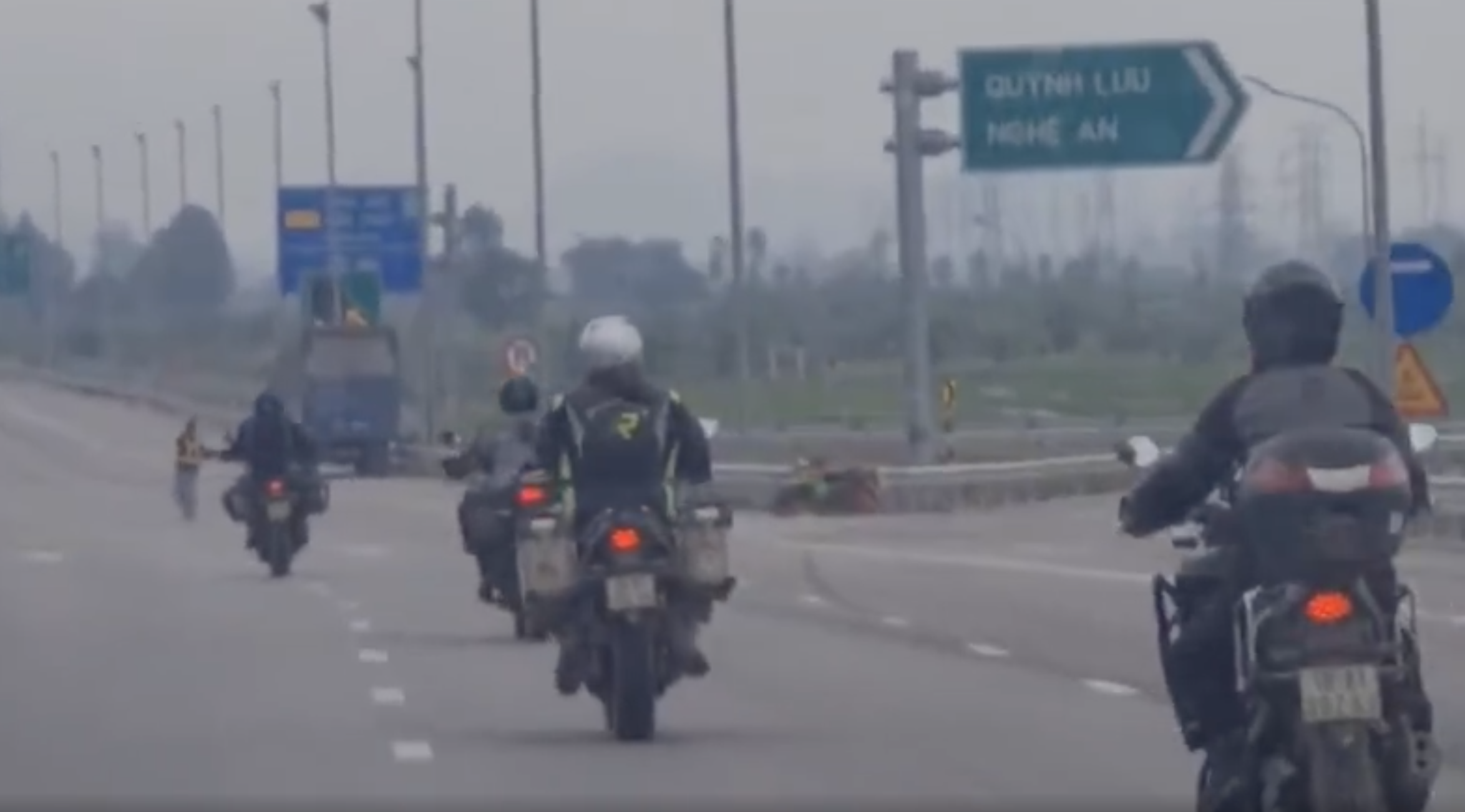 Truy tìm nhóm người đi xe mô tô phân khối lớn chạy nhầm vào cao tốc Nghi Sơn - Diễn Châu- Ảnh 1.