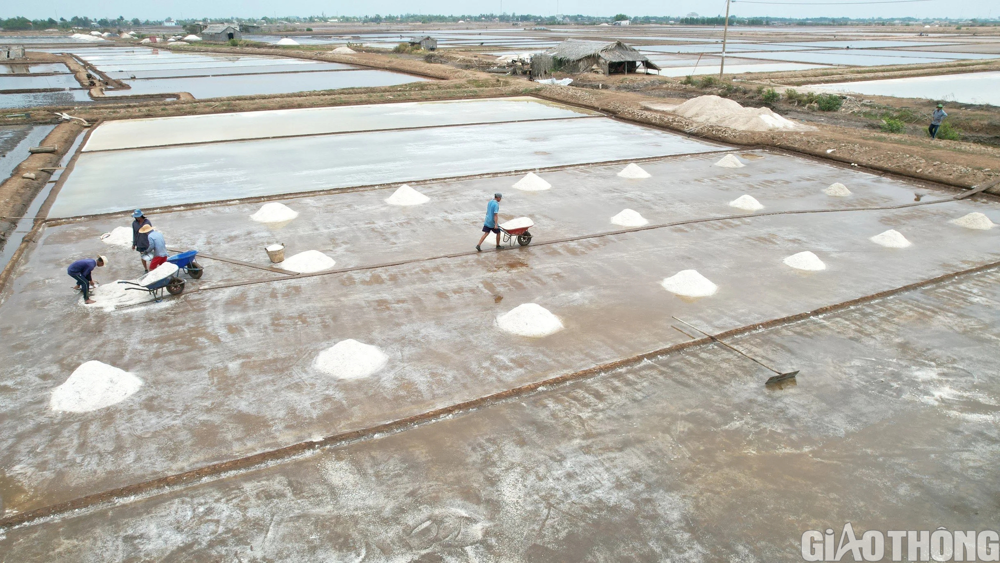 Diêm dân Bạc Liêu khấp khởi hy vọng nghề làm muối phát triển từ 100 tỷ đồng hỗ trợ- Ảnh 1.