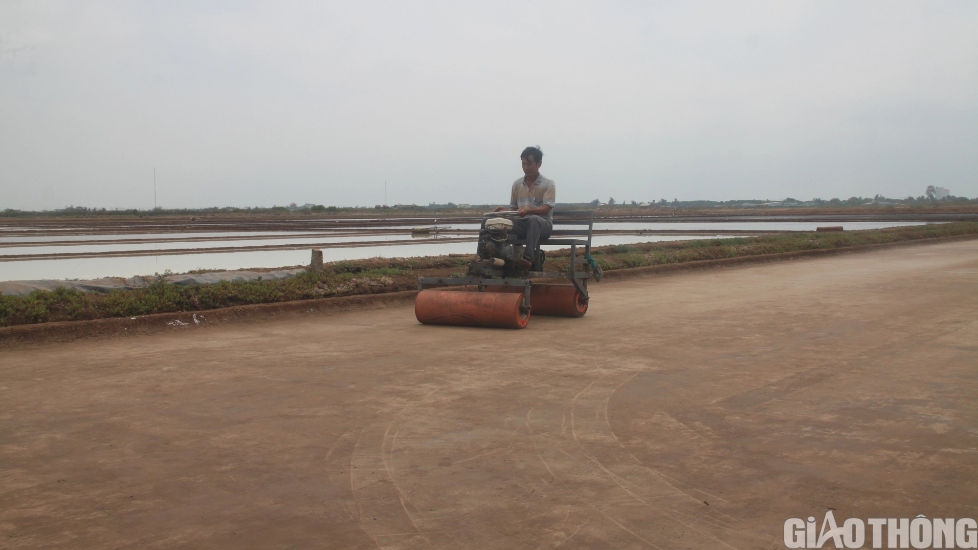 Diêm dân Bạc Liêu khấp khởi hy vọng nghề làm muối phát triển từ 100 tỷ đồng hỗ trợ- Ảnh 4.