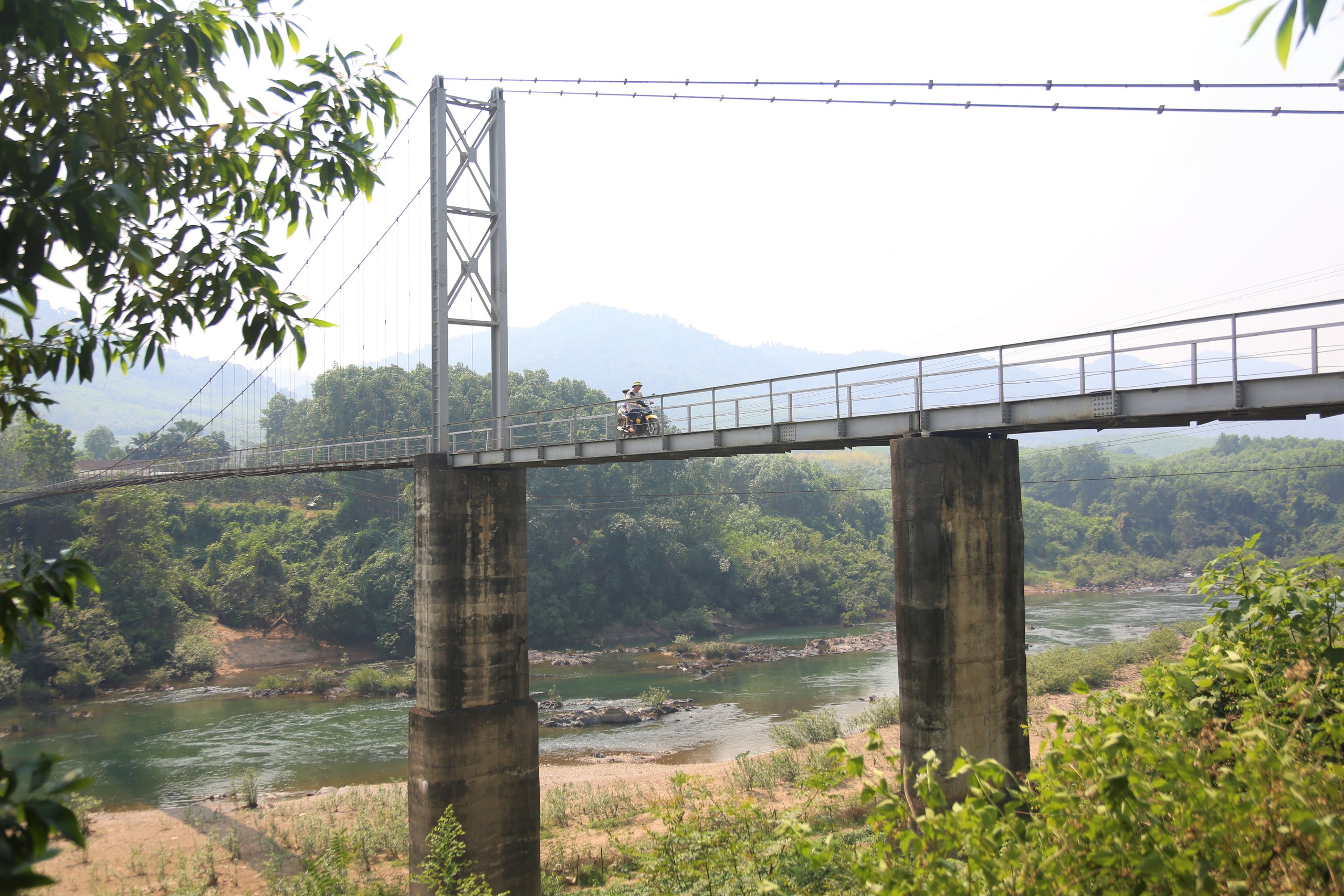 Nhiều cầu treo dân sinh ở các huyện miền núi Quảng Bình hư hỏng, xuống cấp- Ảnh 1.
