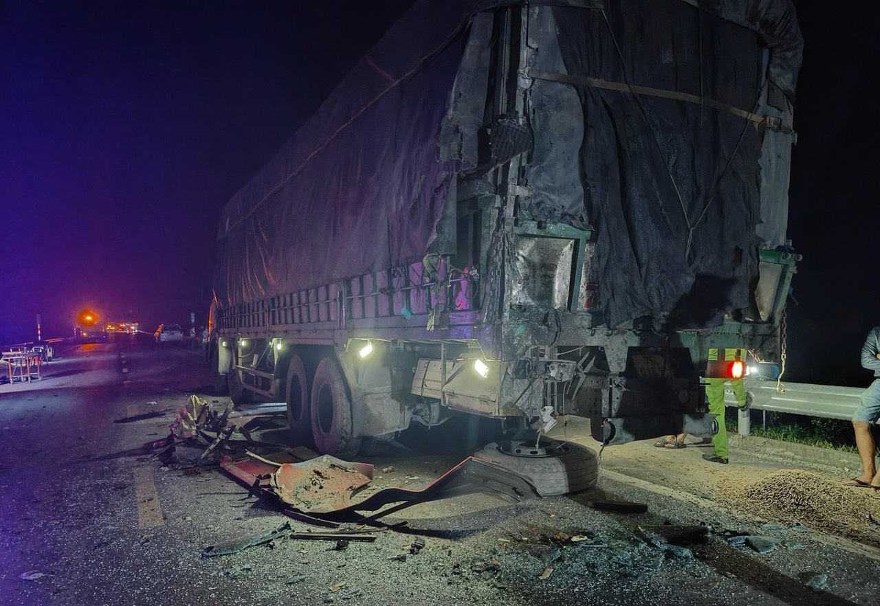 Video: Hiện trường vụ tai nạn 2 người tử vong trên cao tốc Cam Lộ - La Sơn- Ảnh 3.
