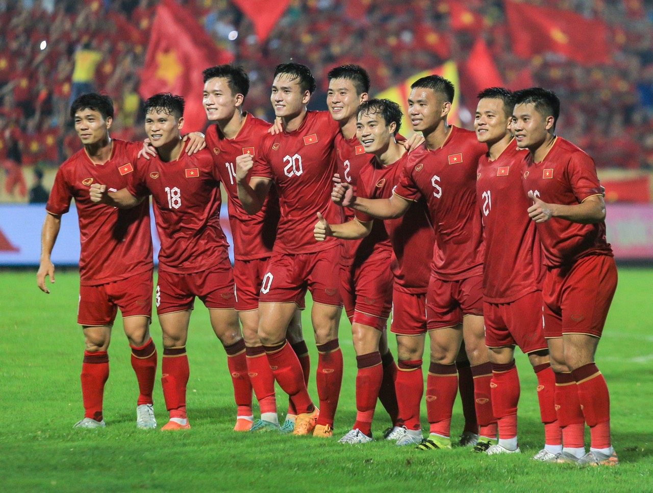 Việt Nam bán vé xem trận quyết đấu Indonesia với giá ai cũng mua được- Ảnh 1.