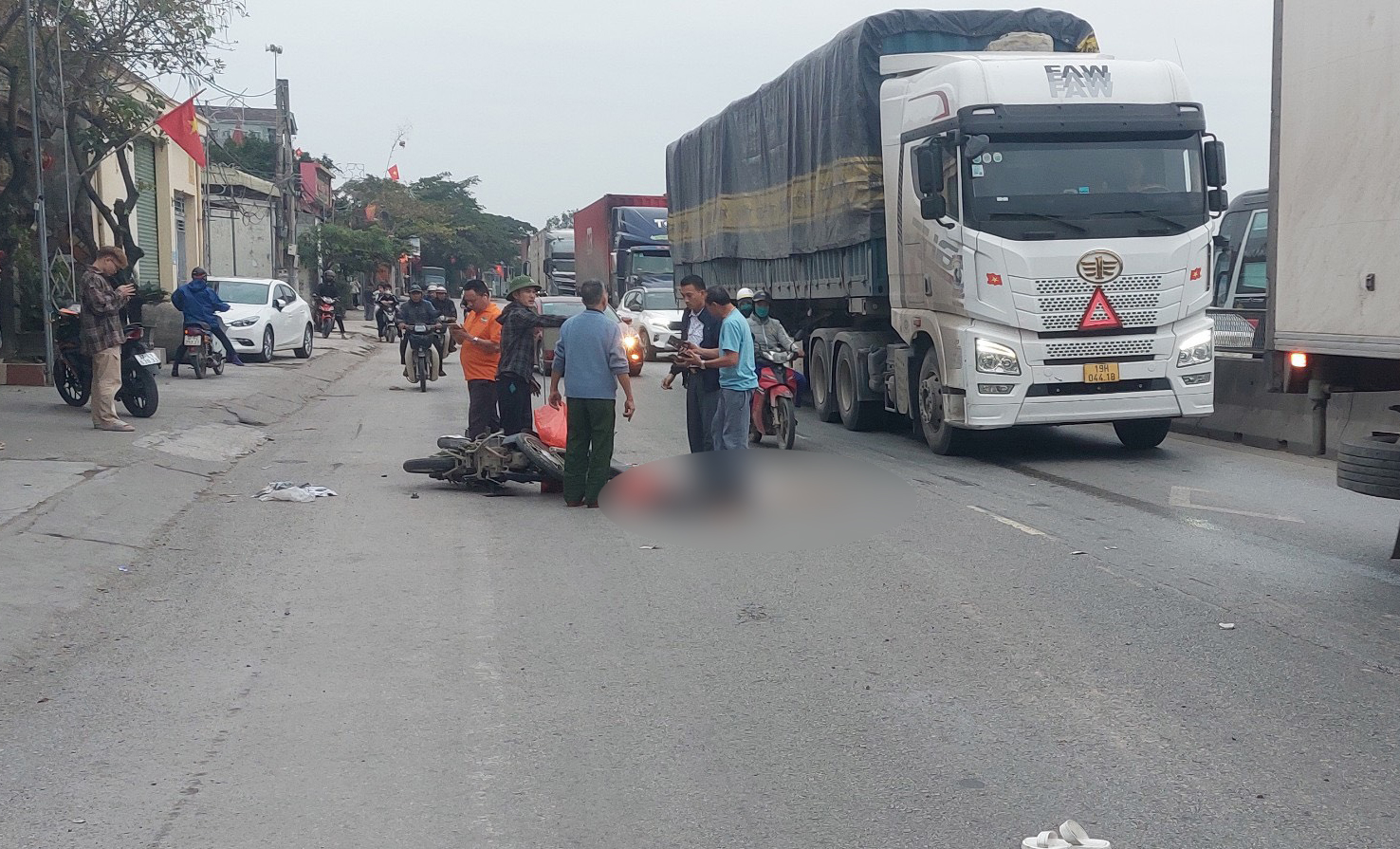 Xe máy va chạm xe container trên QL1 qua Nghệ An, cô gái trẻ tử vong thương tâm- Ảnh 1.