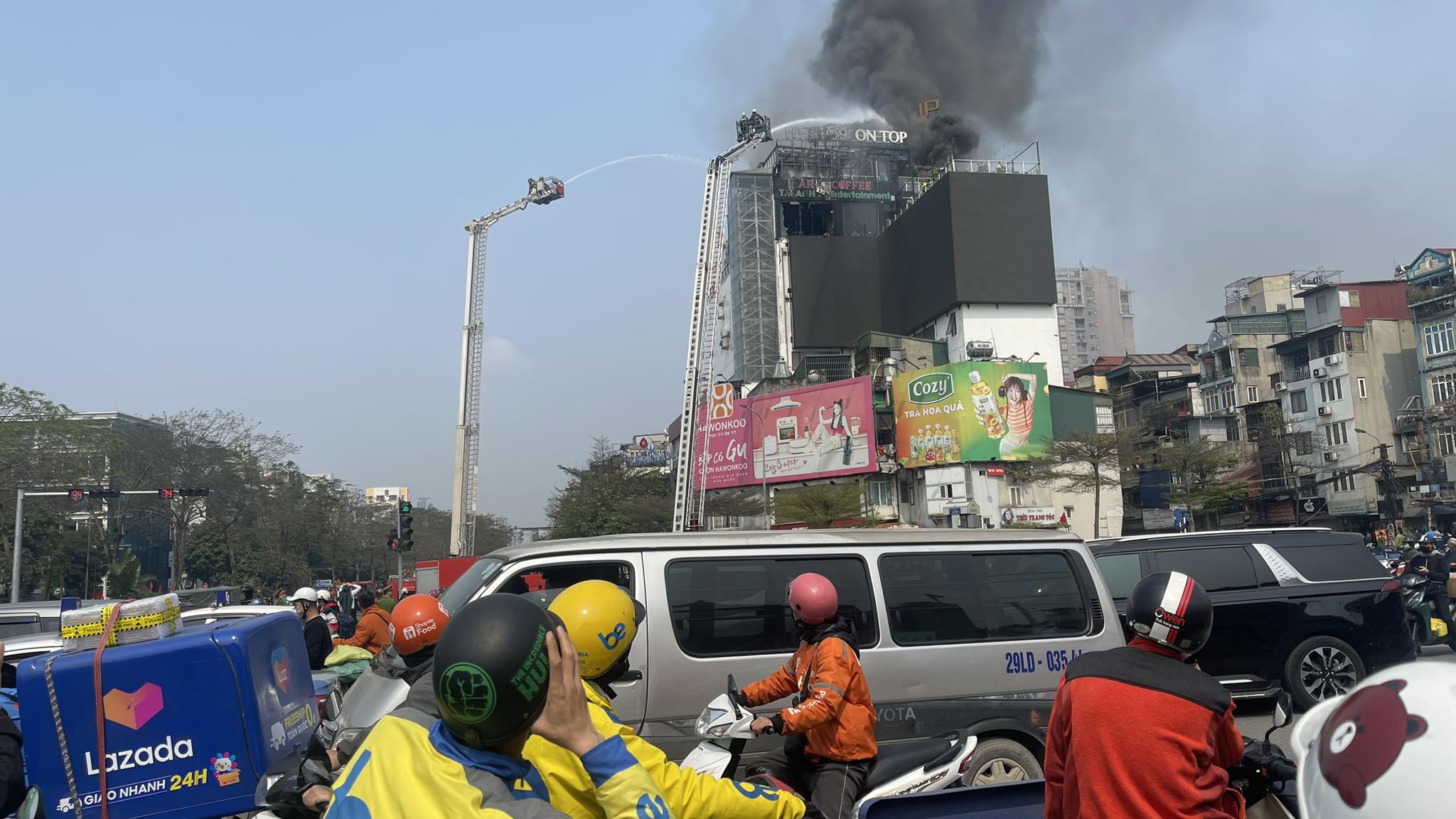 Đang cháy lớn trên phố Đê La Thành- Ảnh 1.