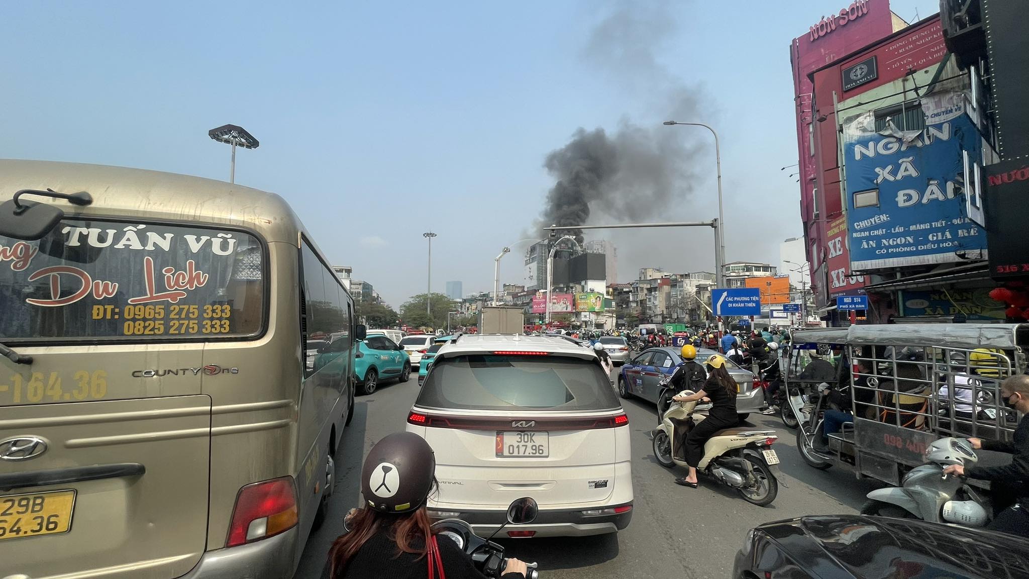 Đang cháy lớn trên phố Ô Chợ Dừa- Ảnh 3.