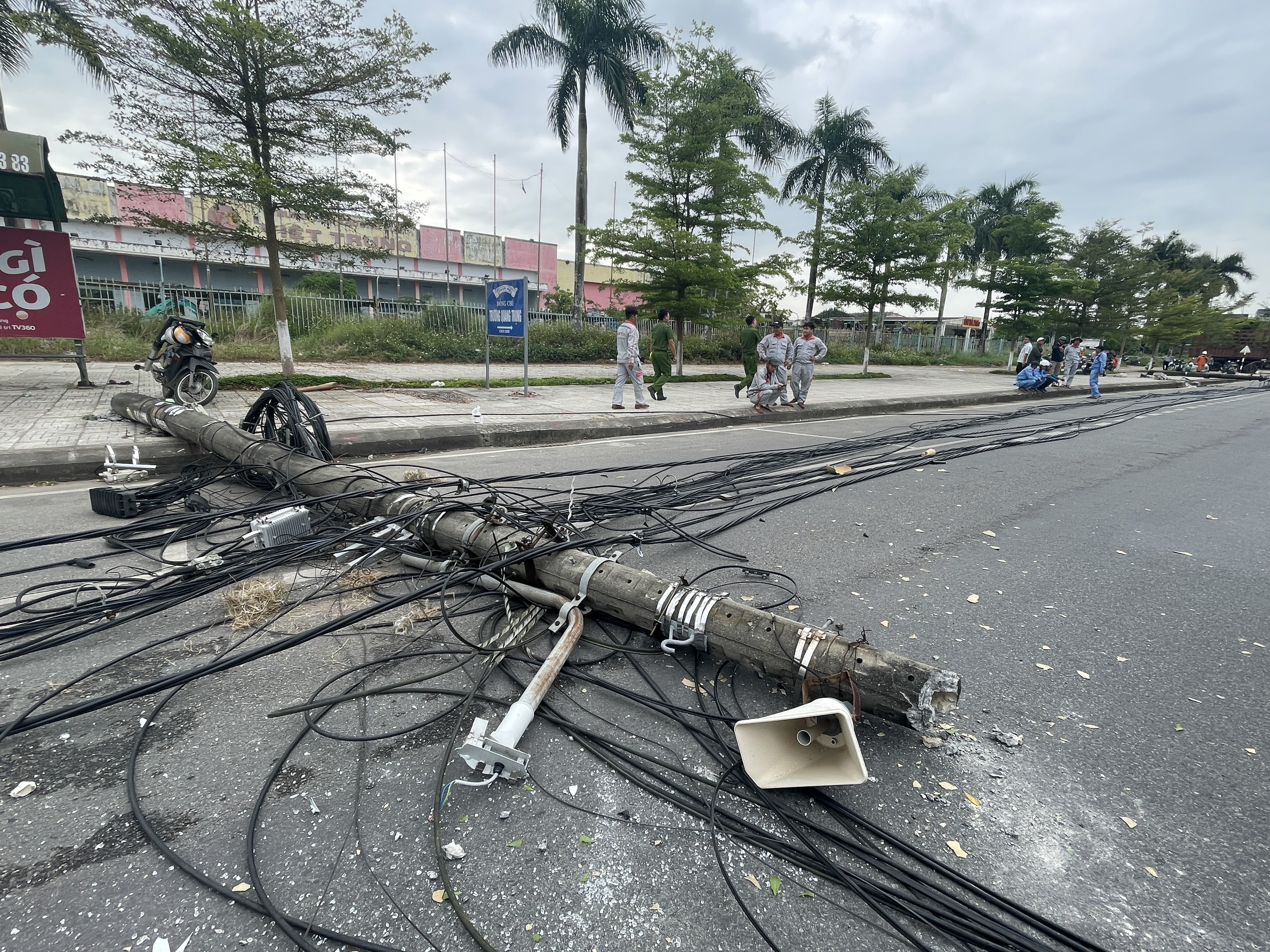 Xe đầu kéo lùi gây sập hàng loạt trụ điện giữa TP Quảng Ngãi- Ảnh 1.