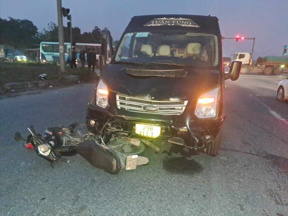 Tai nạn giữa ô tô khách và xe máy: Vợ tử vong, chồng bị thương- Ảnh 1.