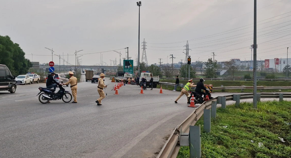 Hàng trăm xe máy đi vào cao tốc bị phạt, nhiều người cố tình thông chốt tại Bắc Giang- Ảnh 1.