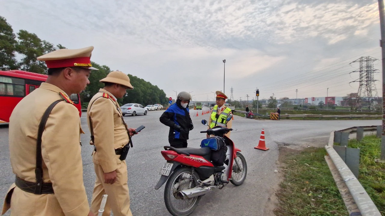 Hàng trăm xe máy đi vào cao tốc bị phạt, nhiều người cố tình thông chốt tại Bắc Giang- Ảnh 2.