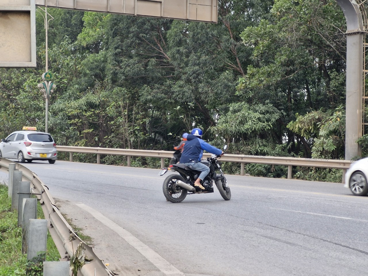 Hàng trăm xe máy đi vào cao tốc bị phạt, nhiều người cố tình thông chốt tại Bắc Giang- Ảnh 4.