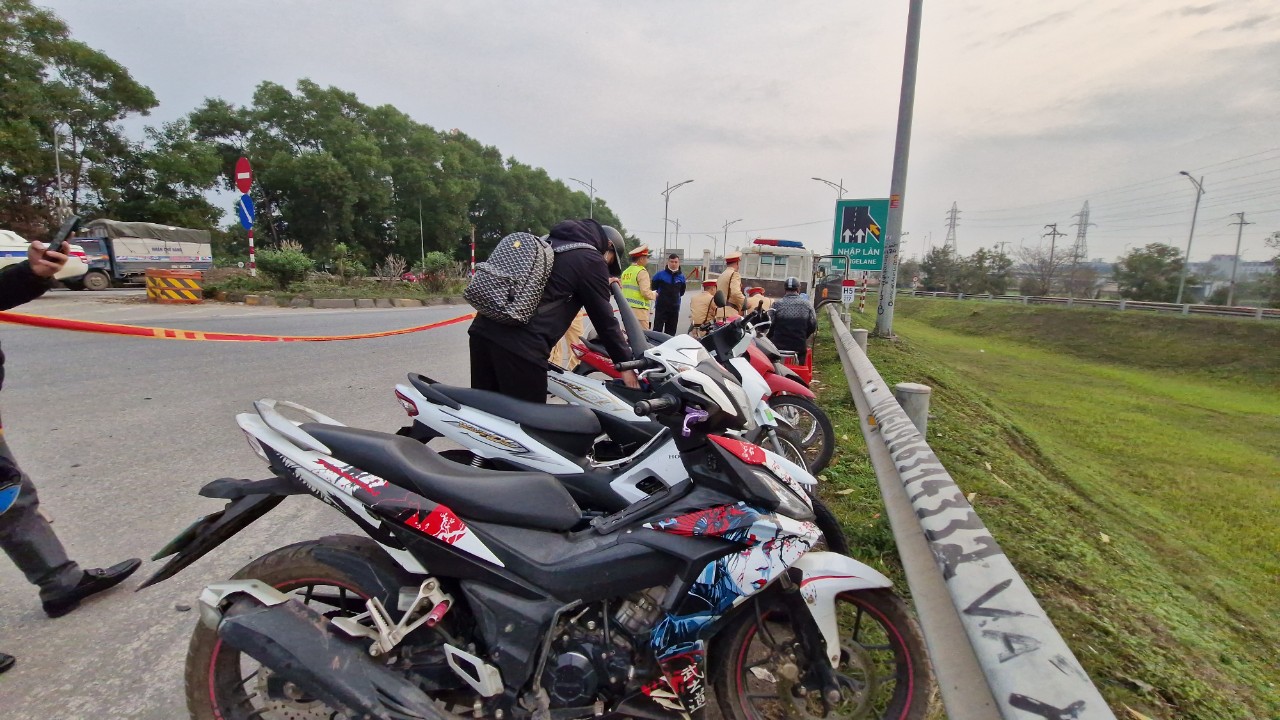 Hàng trăm xe máy đi vào cao tốc bị phạt, nhiều người cố tình thông chốt tại Bắc Giang- Ảnh 3.