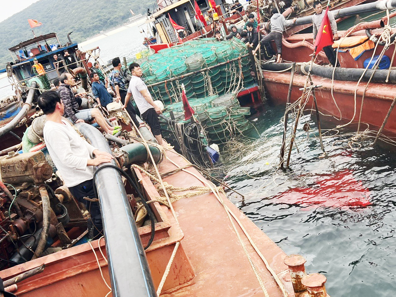 Cứu nạn 5 ngư dân trên tàu cá bị chìm ở biển Vân Đồn- Ảnh 1.