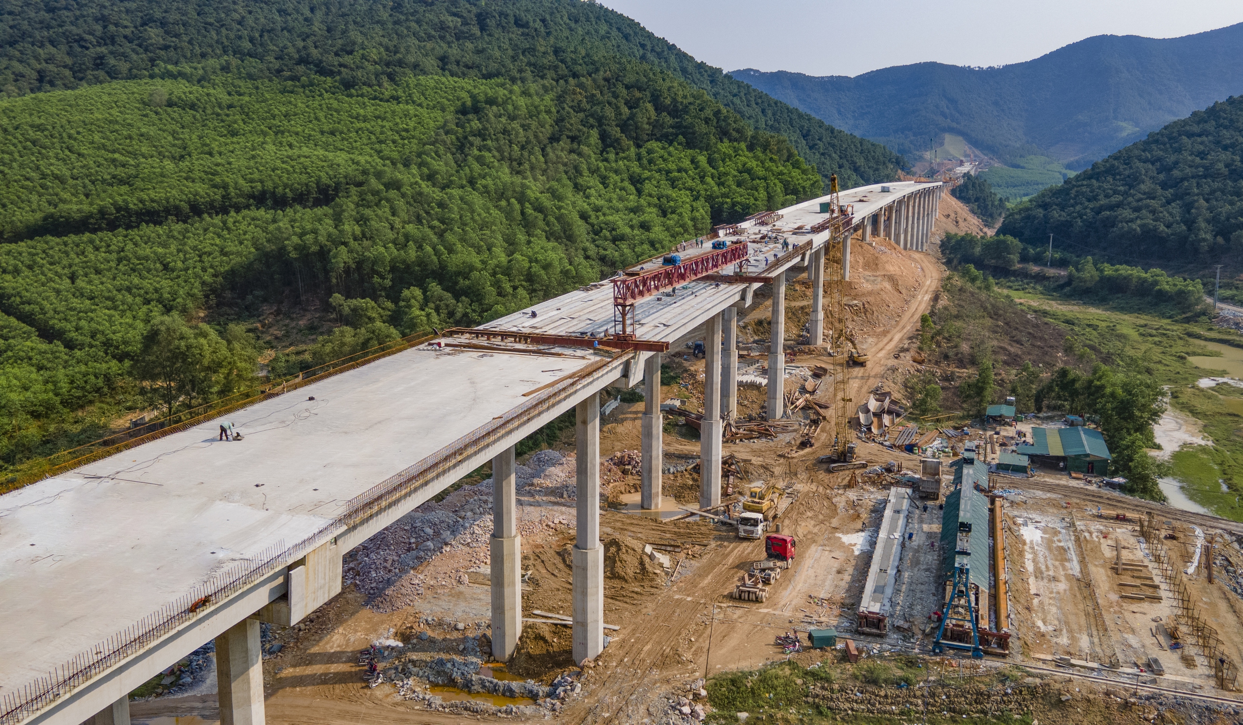 Choáng ngợp 4 cầu cạn xuyên rừng lớn nhất cao tốc Diễn Châu - Bãi Vọt về đích dịp 30/4- Ảnh 13.