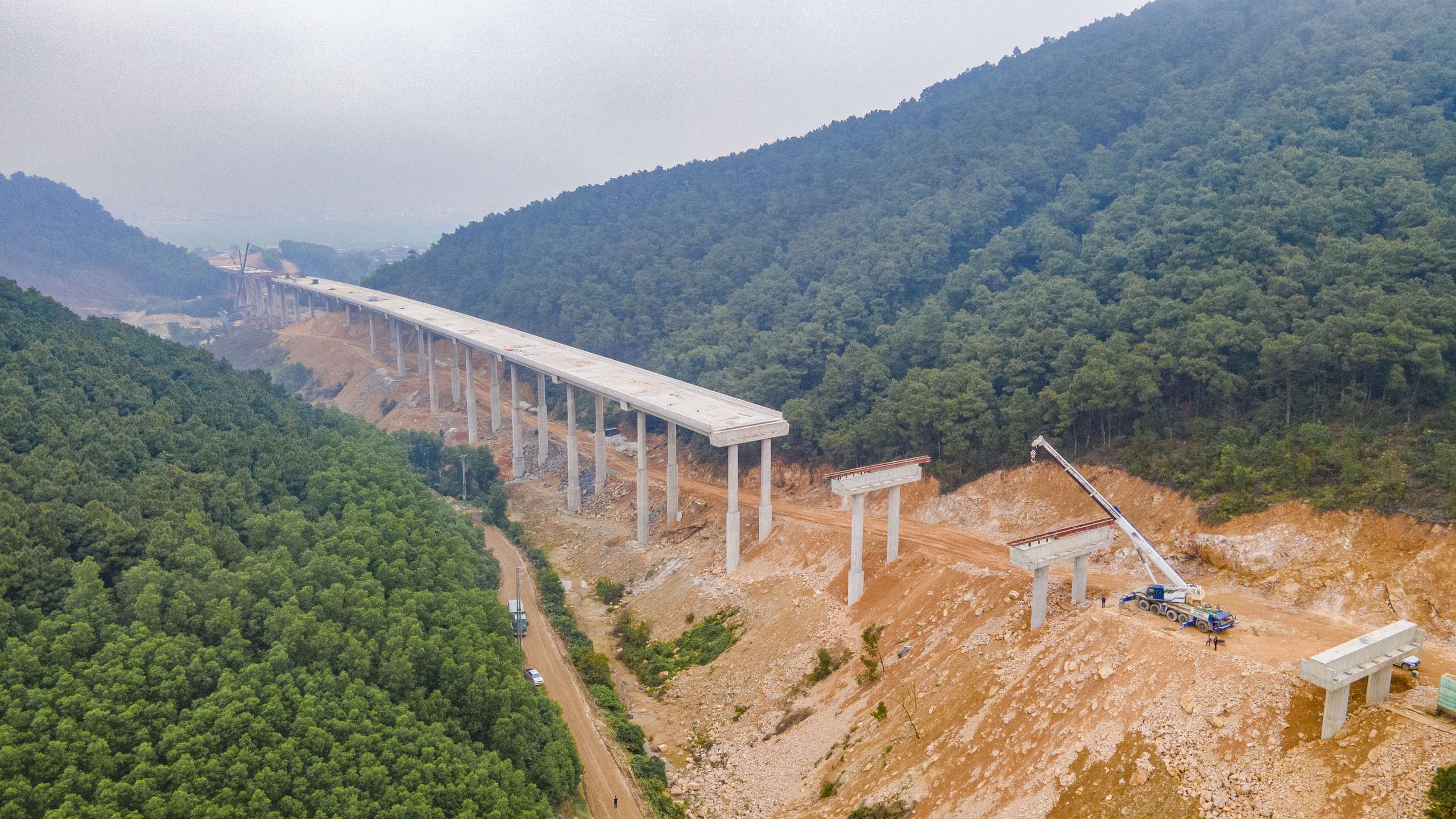 Choáng ngợp 4 cầu cạn xuyên rừng lớn nhất cao tốc Diễn Châu - Bãi Vọt về đích dịp 30/4- Ảnh 14.