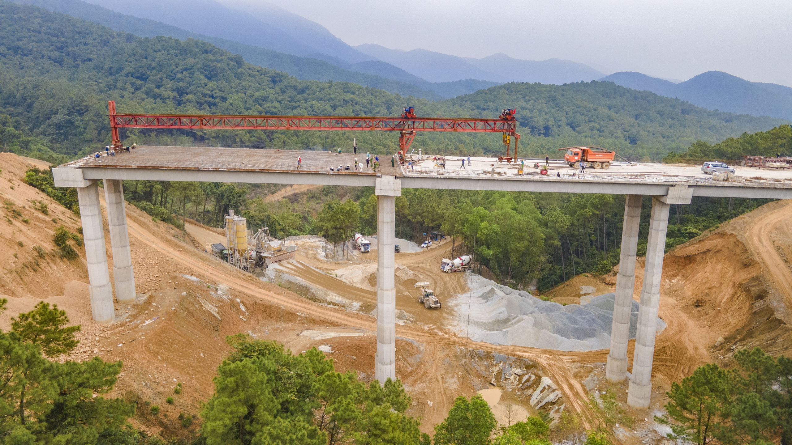 Choáng ngợp 4 cầu cạn xuyên rừng lớn nhất cao tốc Diễn Châu - Bãi Vọt về đích dịp 30/4- Ảnh 18.