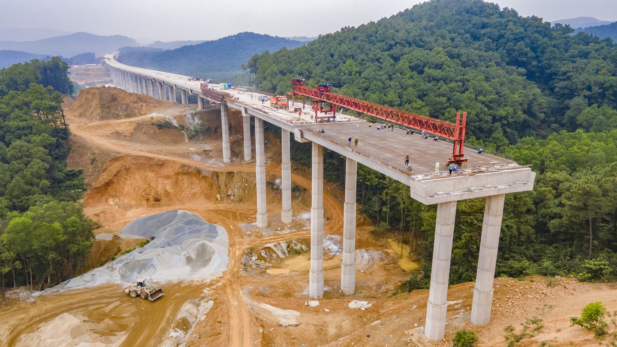 Choáng ngợp 4 cầu cạn xuyên rừng lớn nhất cao tốc Diễn Châu - Bãi Vọt về đích dịp 30/4- Ảnh 17.