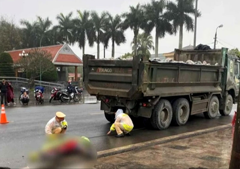 Hiện trường vụ tai nạn khiến một học sinh tiểu học ở Thái Bình tử vong.
