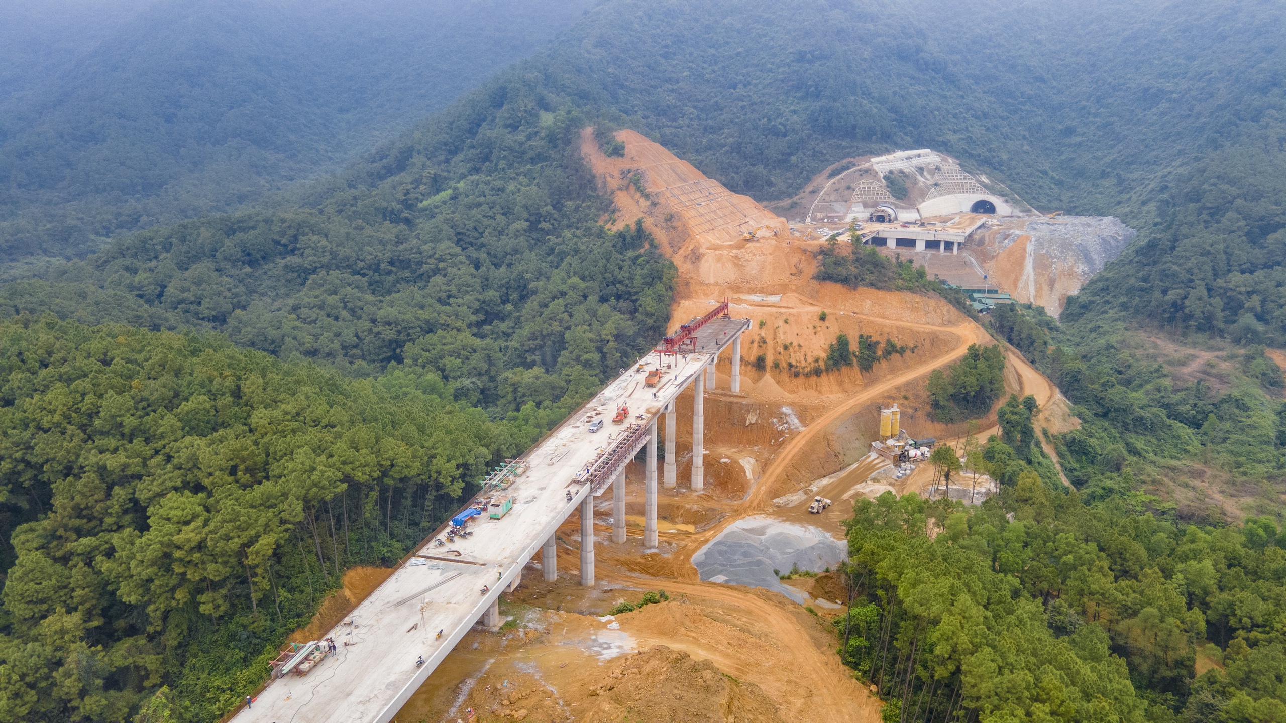 Choáng ngợp 4 cầu cạn xuyên rừng lớn nhất cao tốc Diễn Châu - Bãi Vọt về đích dịp 30/4- Ảnh 21.