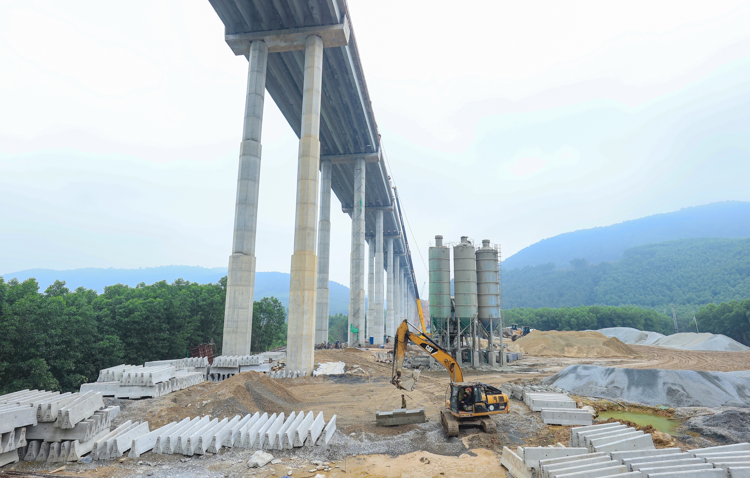 Choáng ngợp 4 cầu cạn xuyên rừng lớn nhất cao tốc Diễn Châu - Bãi Vọt về đích dịp 30/4- Ảnh 10.