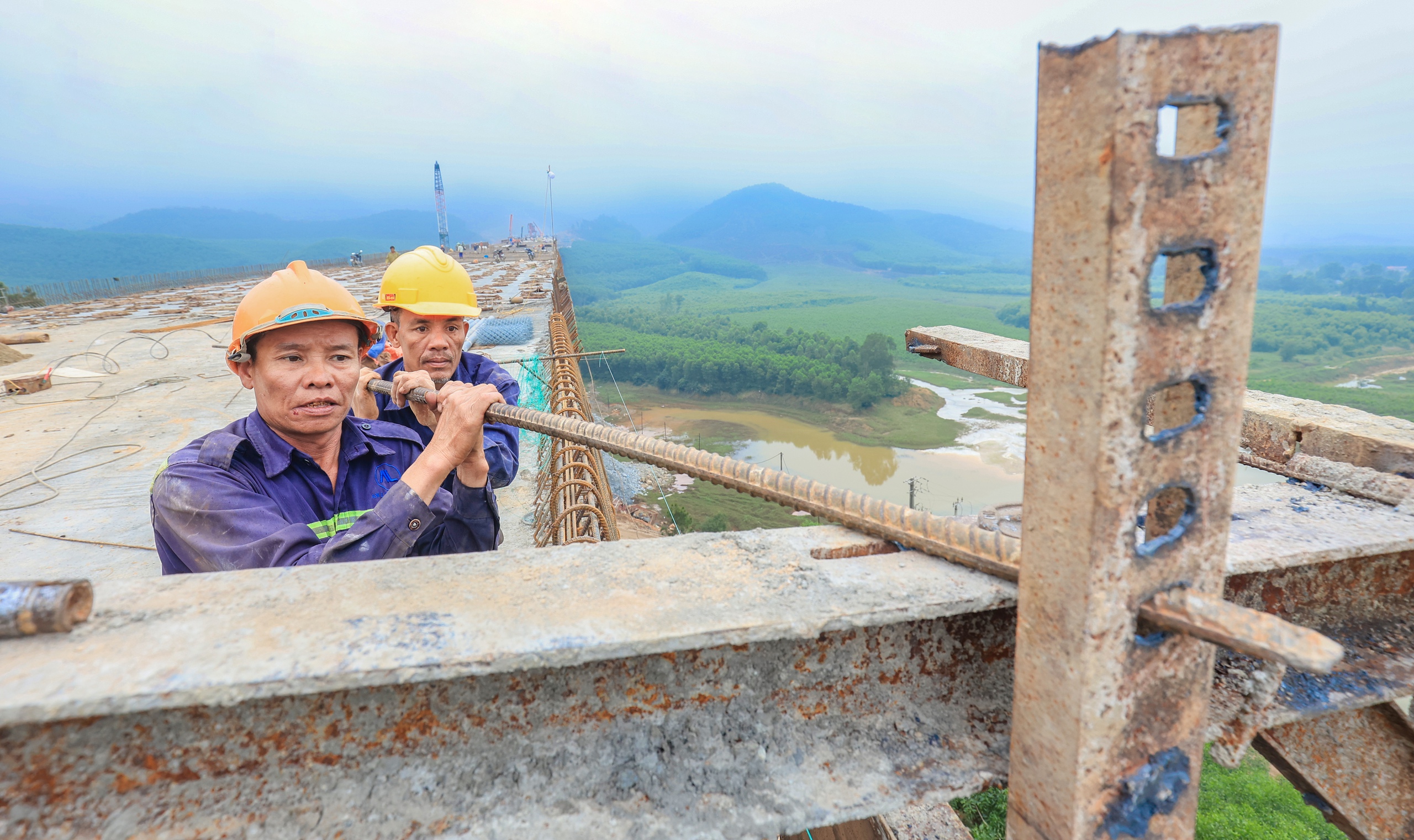 Choáng ngợp 4 cầu cạn xuyên rừng lớn nhất cao tốc Diễn Châu - Bãi Vọt về đích dịp 30/4- Ảnh 5.
