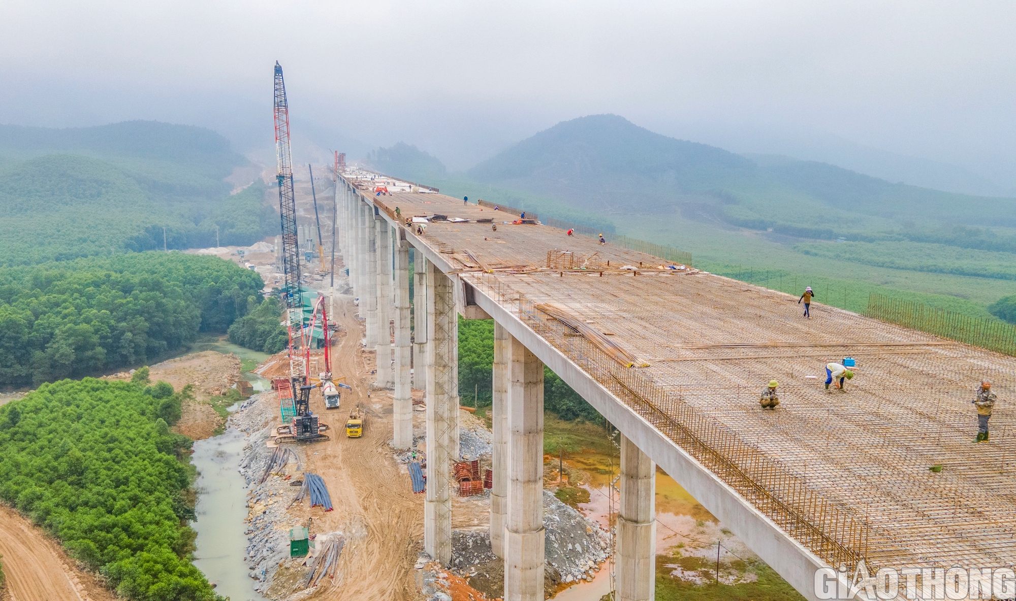 Choáng ngợp 4 cầu cạn xuyên rừng lớn nhất cao tốc Diễn Châu - Bãi Vọt về đích dịp 30/4- Ảnh 1.