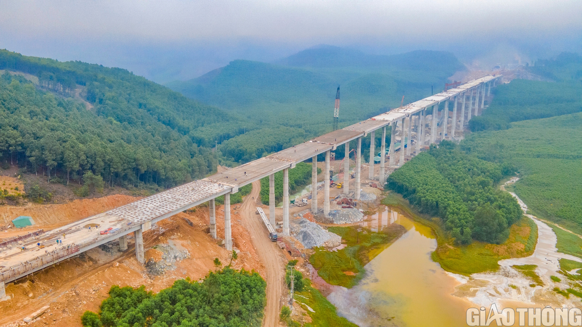 Choáng ngợp 4 cầu cạn xuyên rừng lớn nhất cao tốc Diễn Châu - Bãi Vọt về đích dịp 30/4- Ảnh 2.