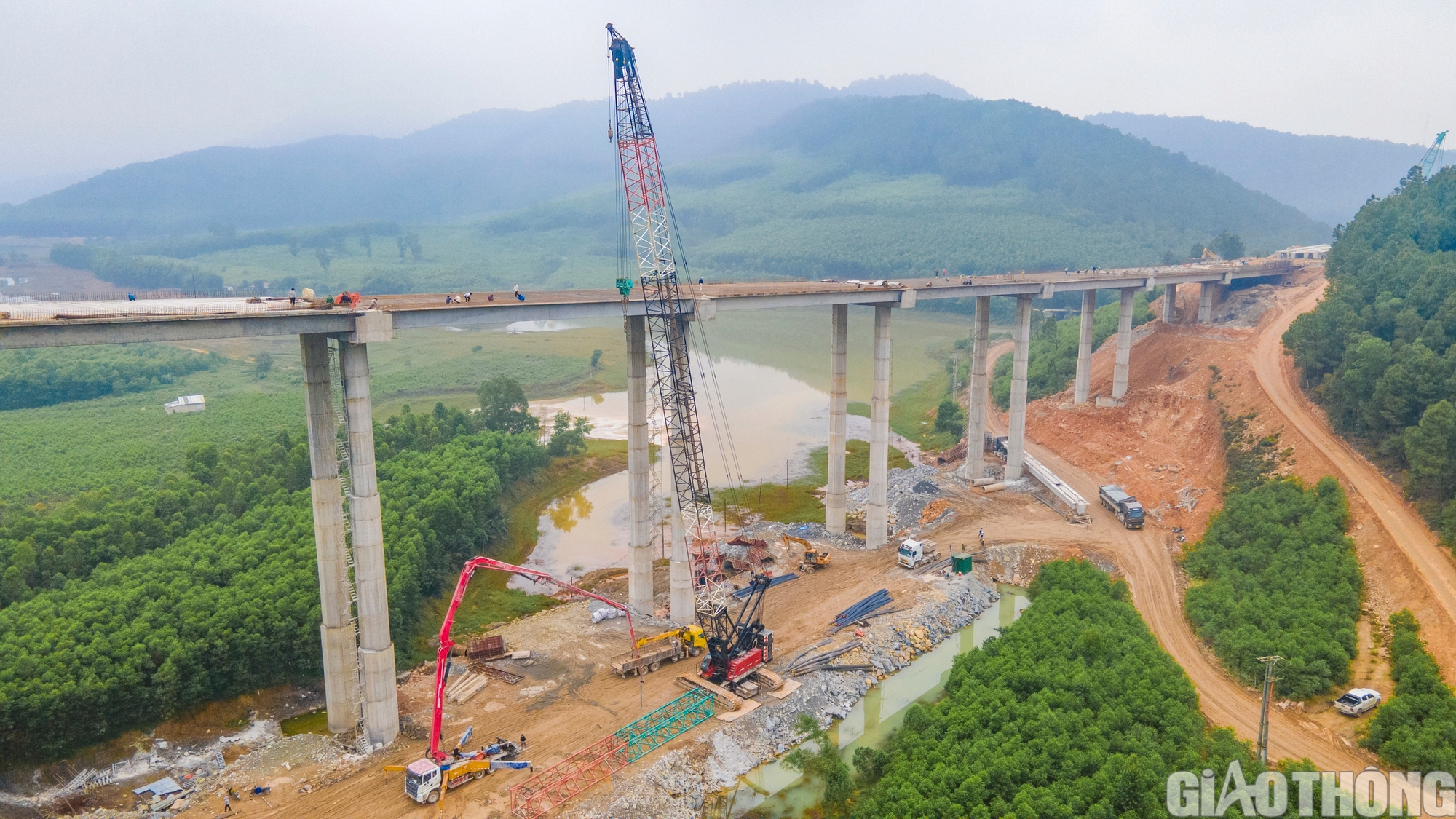 Choáng ngợp 4 cầu cạn xuyên rừng lớn nhất cao tốc Diễn Châu - Bãi Vọt về đích dịp 30/4- Ảnh 4.