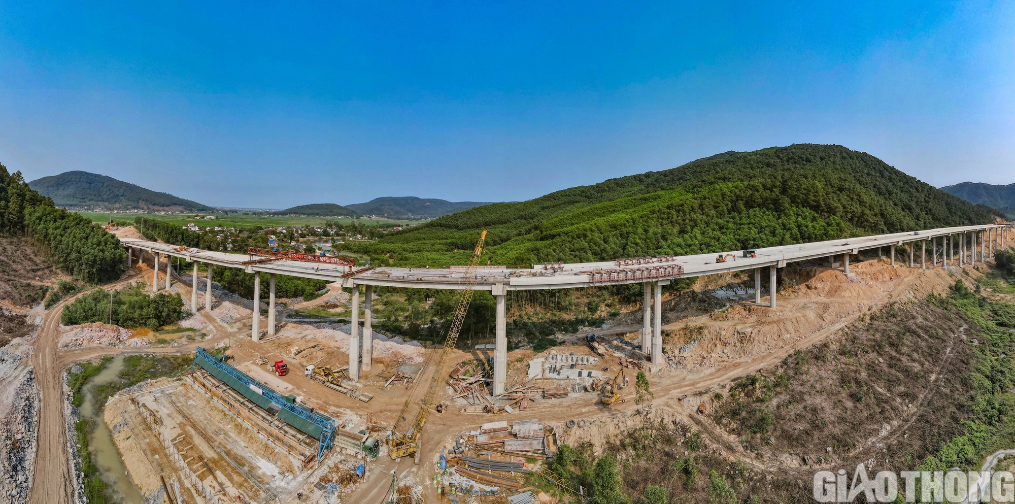 Choáng ngợp 4 cầu cạn xuyên rừng lớn nhất cao tốc Diễn Châu - Bãi Vọt về đích dịp 30/4- Ảnh 11.