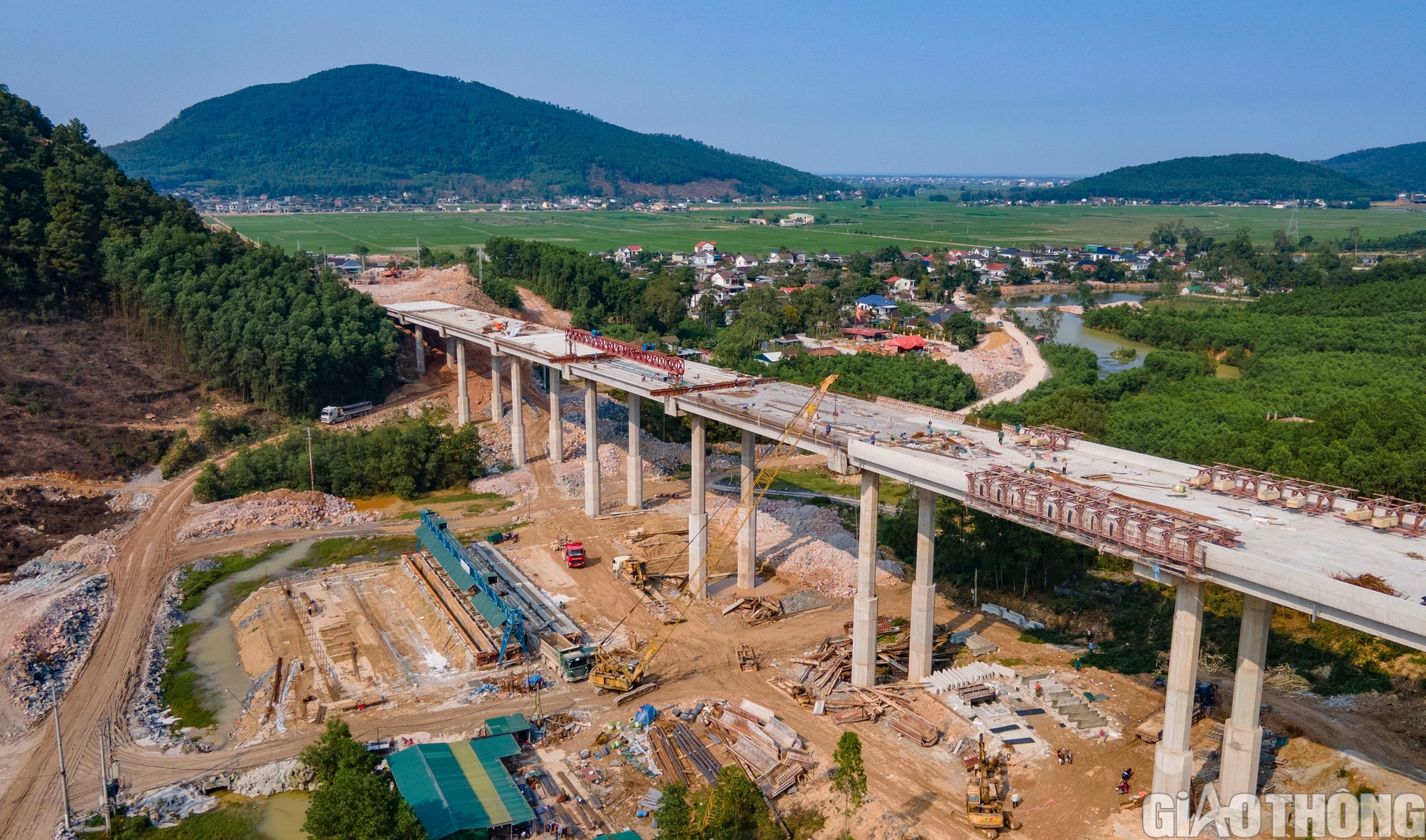 Choáng ngợp 4 cầu cạn xuyên rừng lớn nhất cao tốc Diễn Châu - Bãi Vọt về đích dịp 30/4- Ảnh 12.