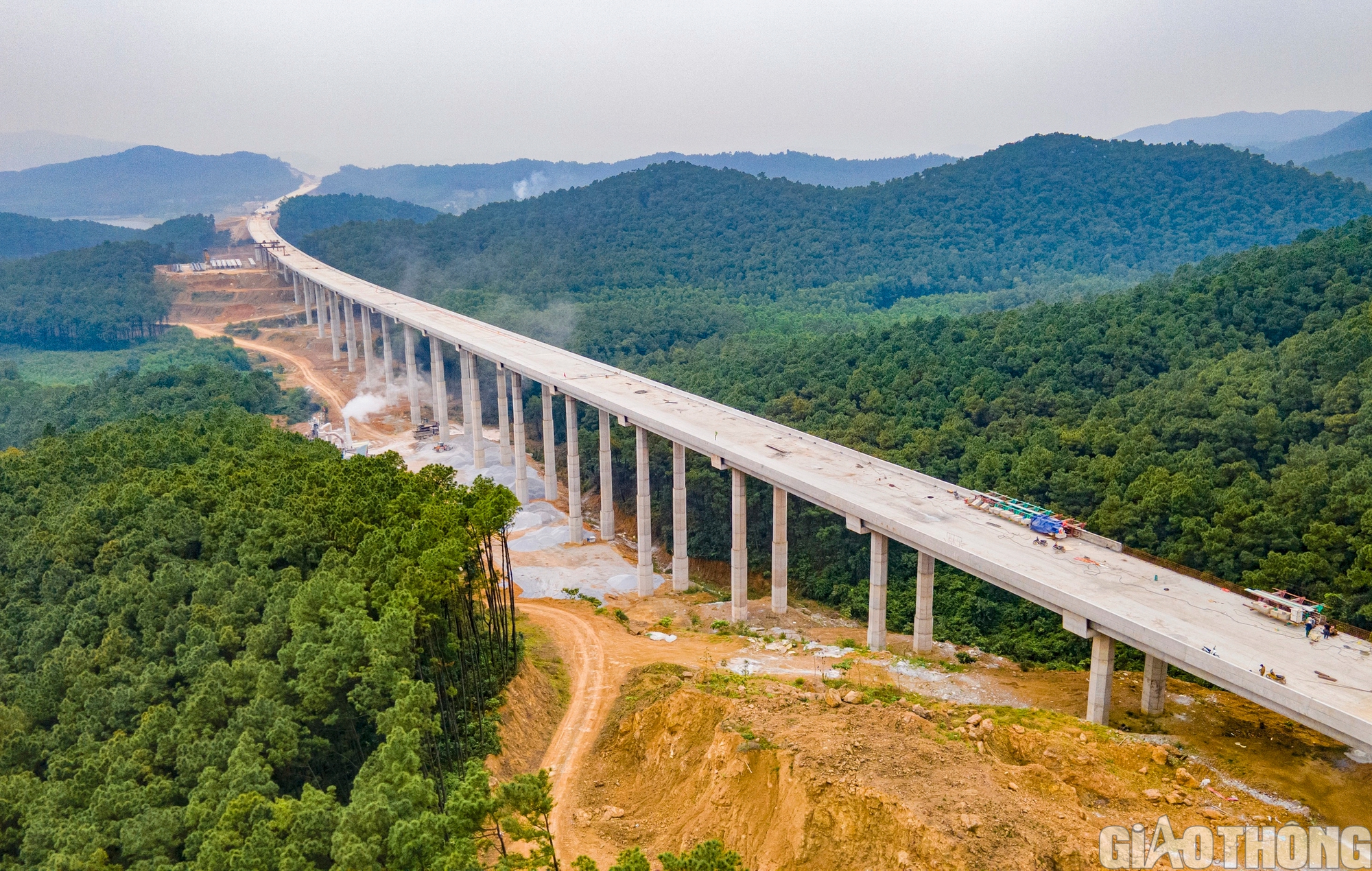 Choáng ngợp 4 cầu cạn xuyên rừng lớn nhất cao tốc Diễn Châu - Bãi Vọt về đích dịp 30/4- Ảnh 15.
