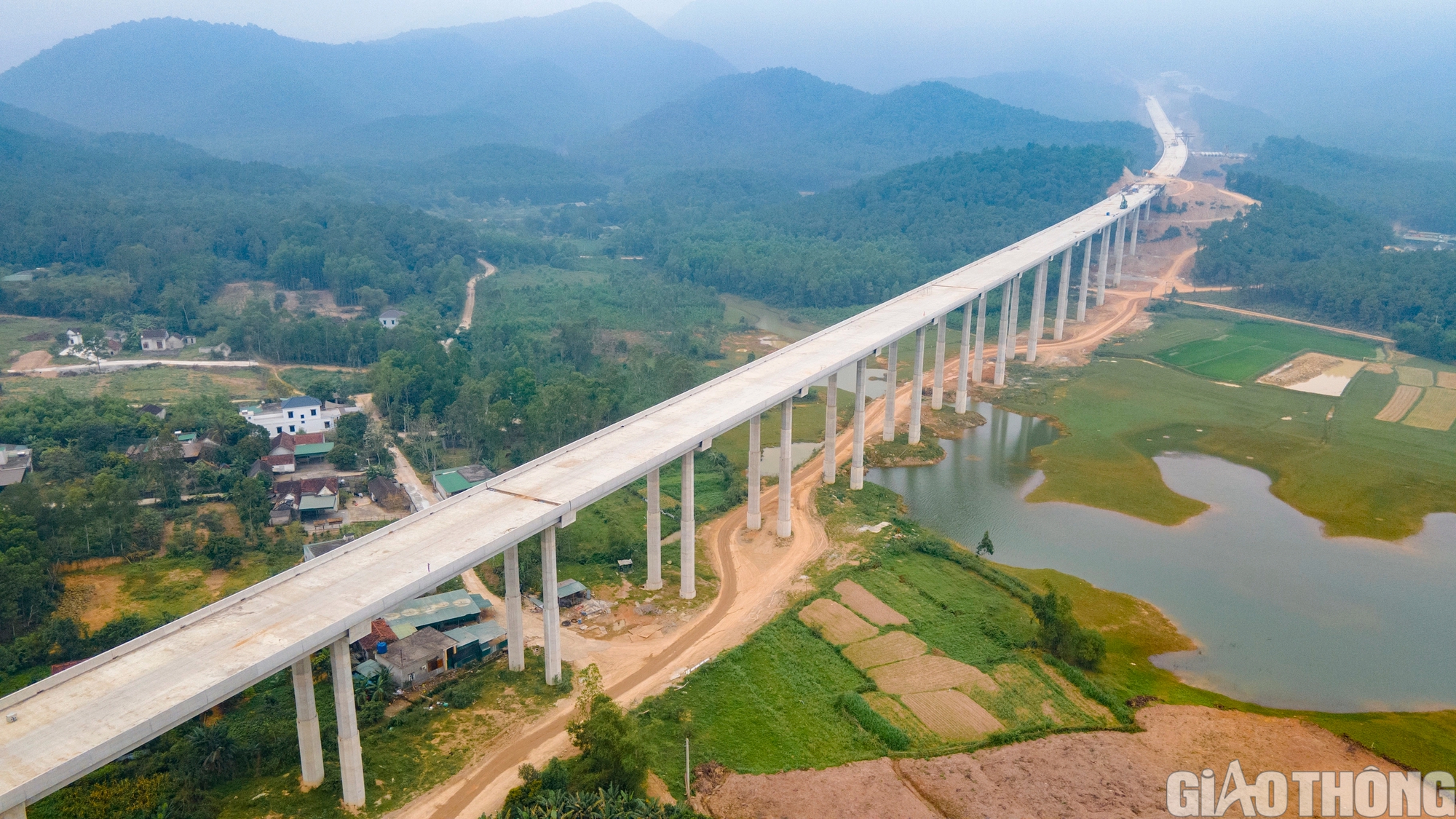 Choáng ngợp 4 cầu cạn xuyên rừng lớn nhất cao tốc Diễn Châu - Bãi Vọt về đích dịp 30/4- Ảnh 22.