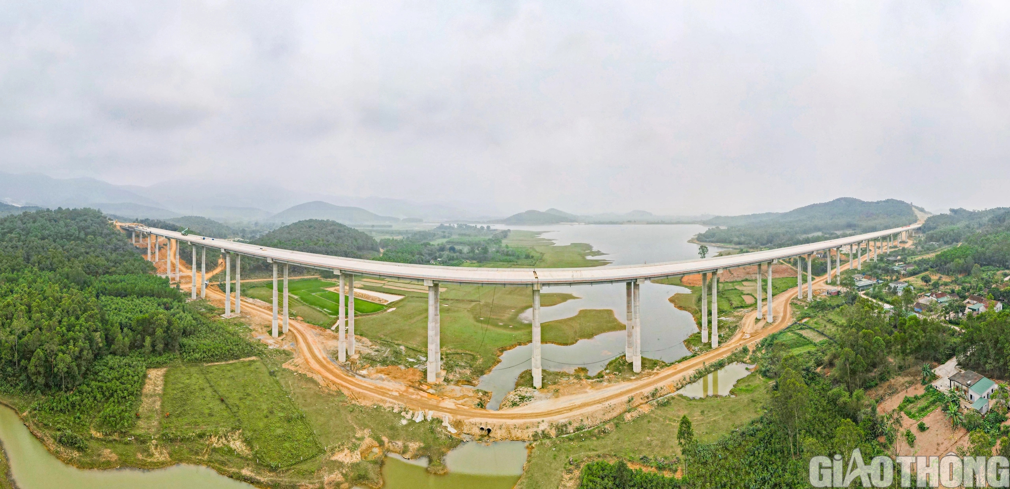 Choáng ngợp 4 cầu cạn xuyên rừng lớn nhất cao tốc Diễn Châu - Bãi Vọt về đích dịp 30/4- Ảnh 23.