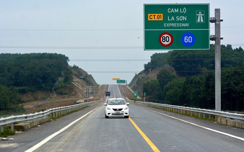 Nghiên cứu phân luồng, hạn chế xe tải trọng lớn trên cao tốc Cam Lộ - La Sơn