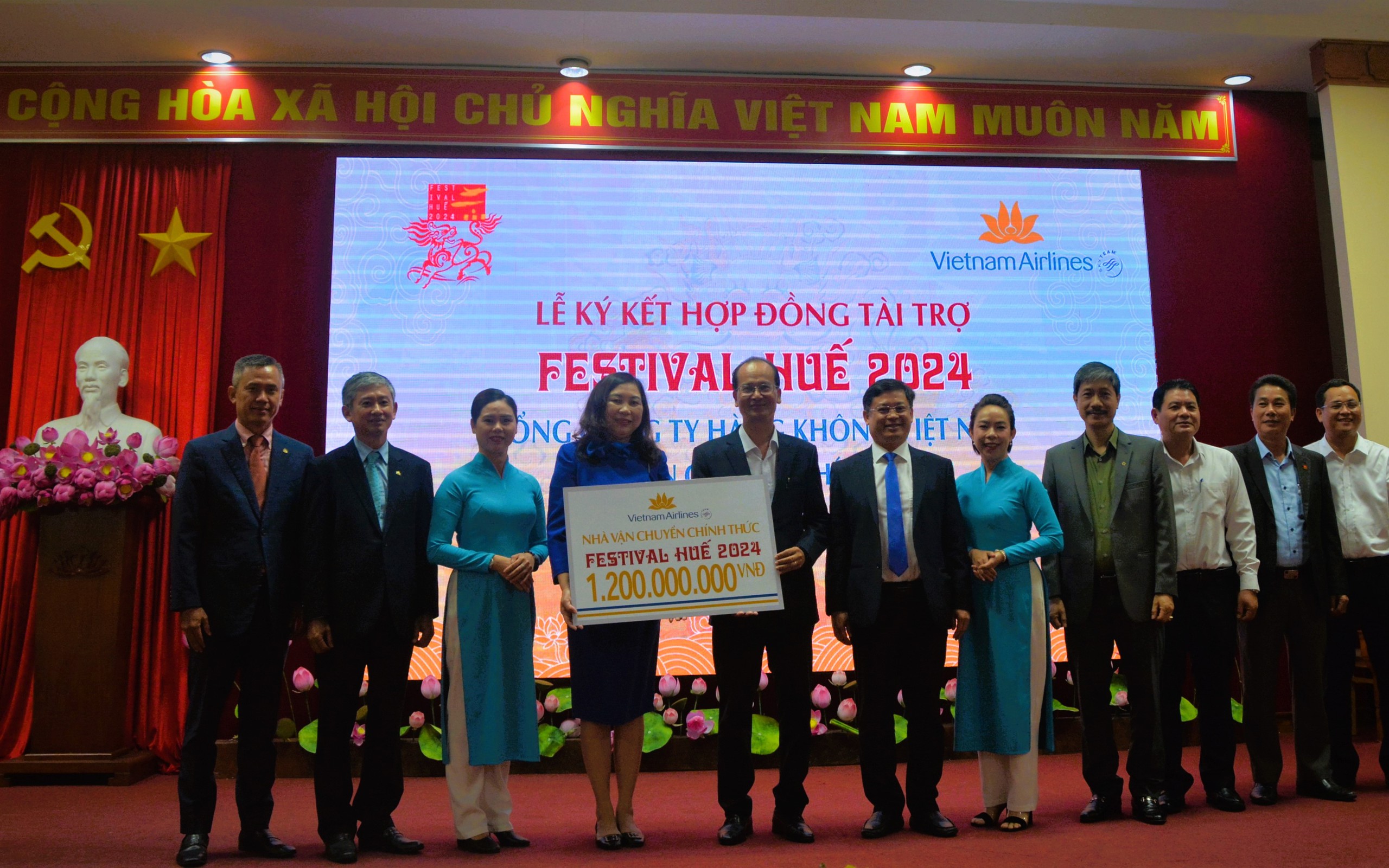 Vietnam Airlines tiếp tục là nhà vận chuyển chính thức của Festival Huế 2024- Ảnh 1.