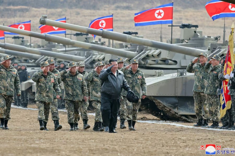 Lãnh đạo Triều Tiên trổ tài lái thử xe tăng mới- Ảnh 1.