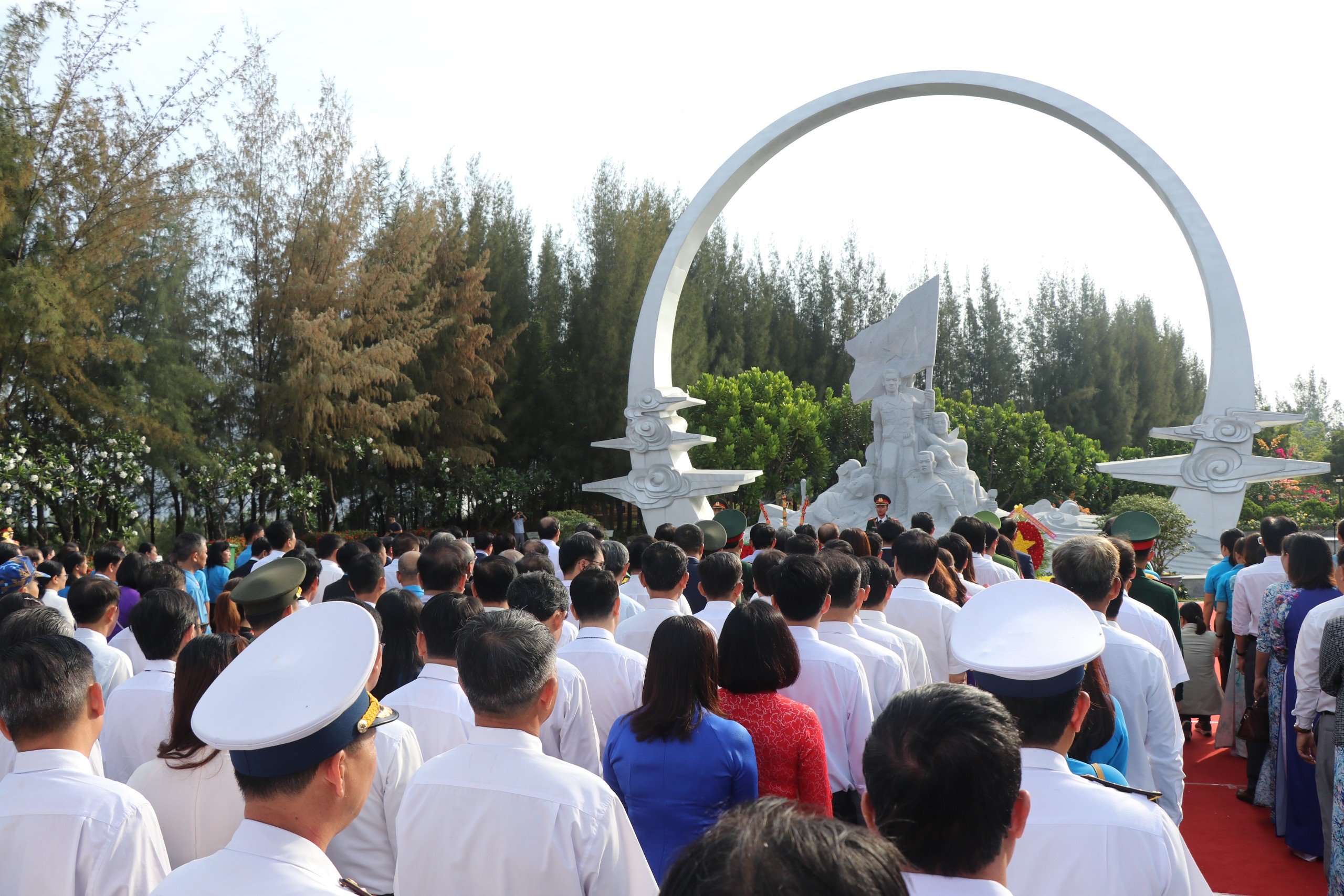 Dâng hương tưởng niệm 64 liệt sỹ Gạc Ma- Ảnh 1.