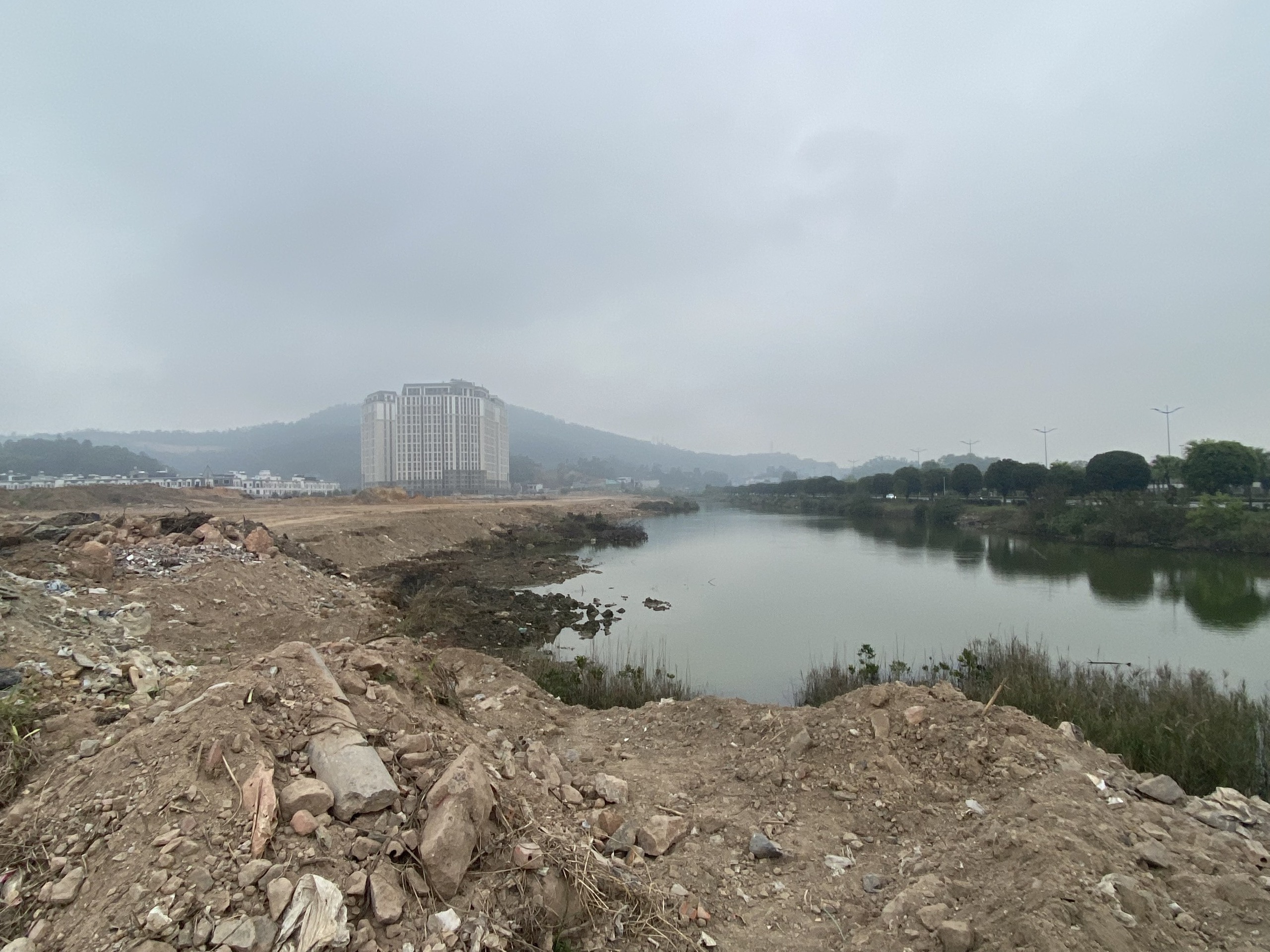 Quảng Ninh: Dự án trung tâm thương mại hơn 5.200 tỷ đồng ngập trong rác thải- Ảnh 2.