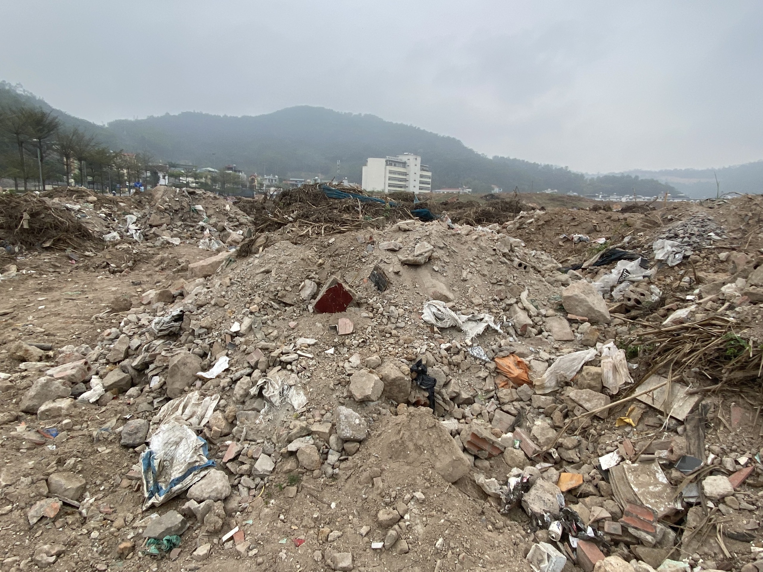 Quảng Ninh: Dự án trung tâm thương mại hơn 5.200 tỷ đồng ngập trong rác thải- Ảnh 1.