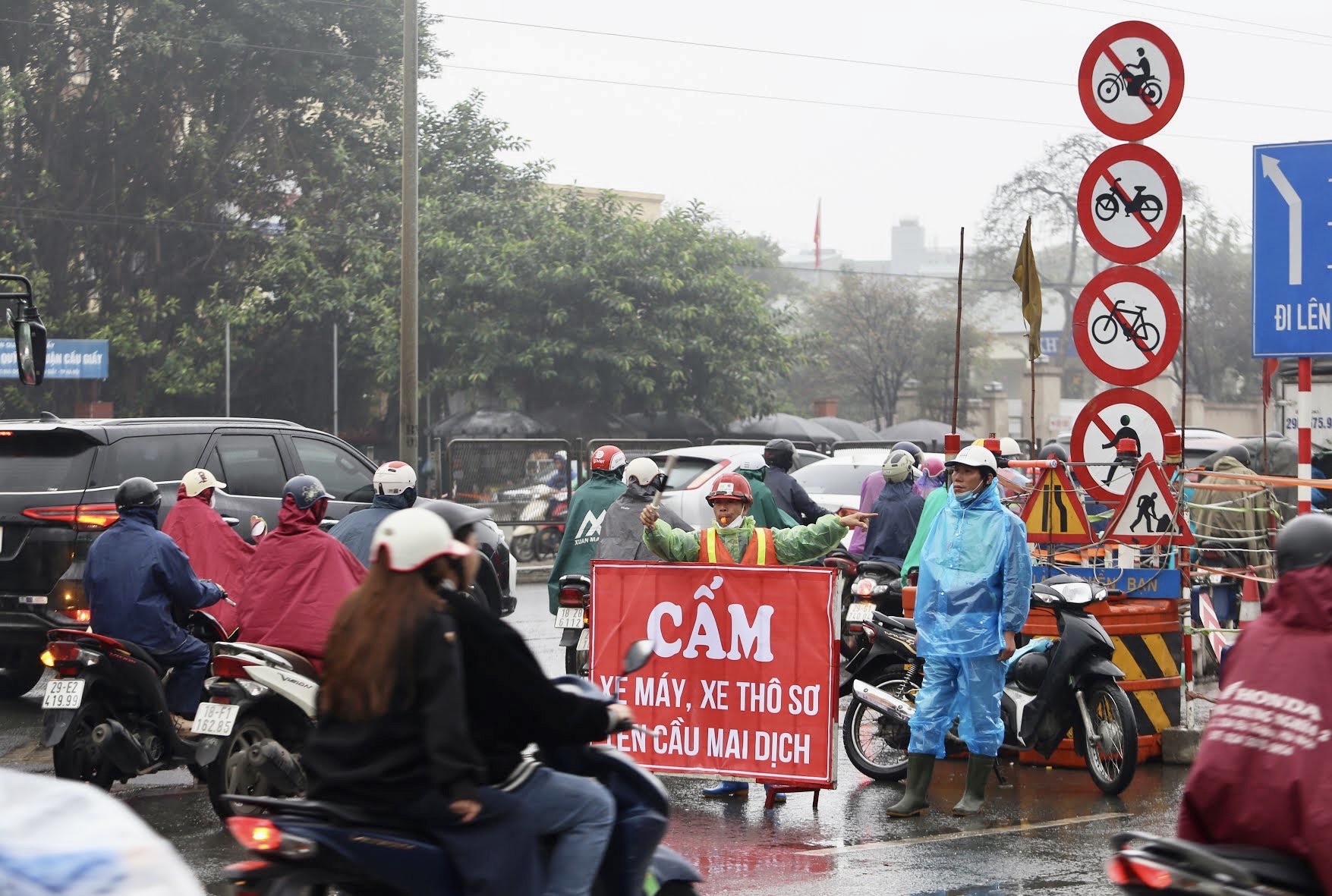 Xe máy chạy nườm nượp trên cầu vượt Mai Dịch bất chấp lệnh cấm- Ảnh 6.